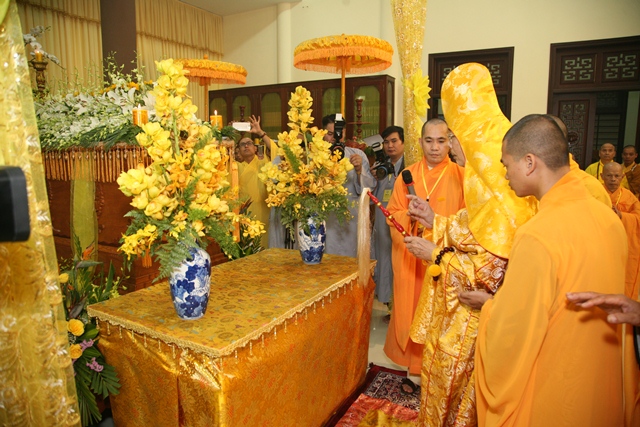 Cung thỉnh kim quan Cố Trưởng lão Hòa thượng Thích Chơn Thiện nhập bảo tháp