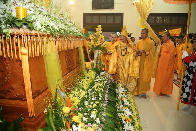 Cung thỉnh kim quan Cố Trưởng lão Hòa thượng Thích Chơn Thiện nhập bảo tháp