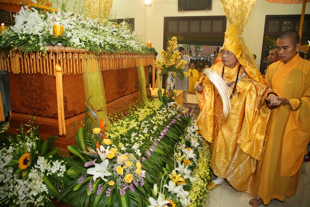 Cung thỉnh kim quan Cố Trưởng lão Hòa thượng Thích Chơn Thiện nhập bảo tháp