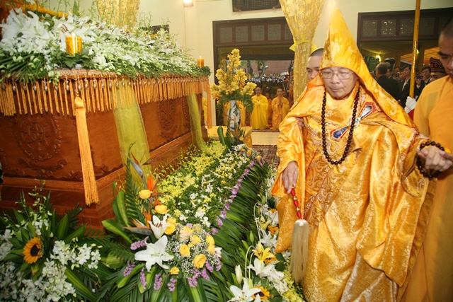 Cung thỉnh kim quan Cố Trưởng lão Hòa thượng Thích Chơn Thiện nhập bảo tháp