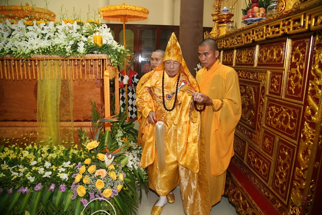 Cung thỉnh kim quan Cố Trưởng lão Hòa thượng Thích Chơn Thiện nhập bảo tháp