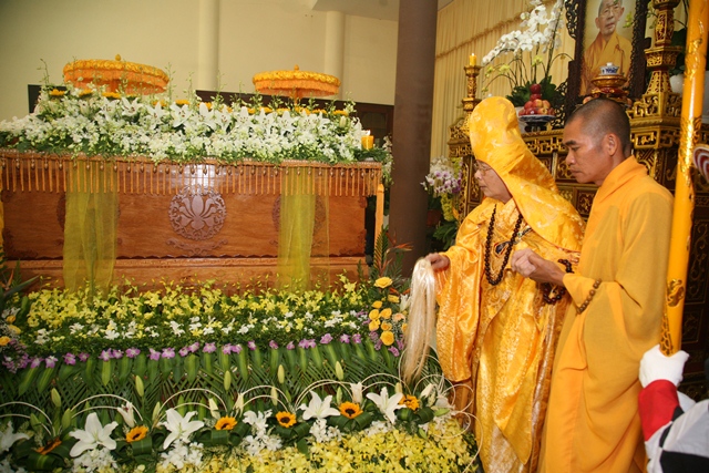 Cung thỉnh kim quan Cố Trưởng lão Hòa thượng Thích Chơn Thiện nhập bảo tháp