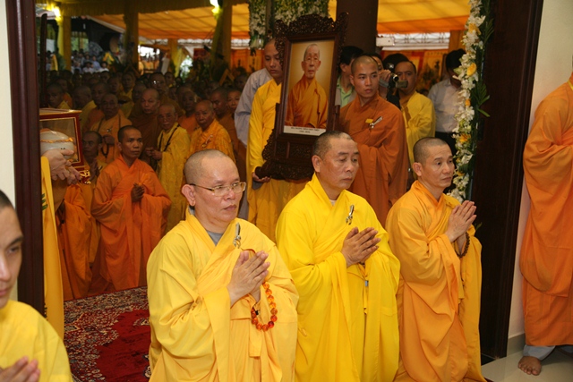 Cung thỉnh kim quan Cố Trưởng lão Hòa thượng Thích Chơn Thiện nhập bảo tháp