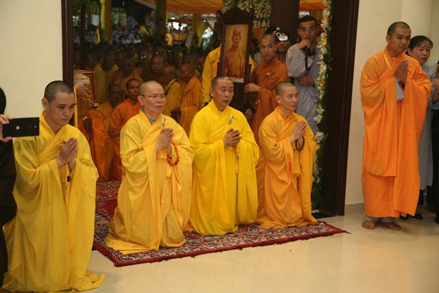 Cung thỉnh kim quan Cố Trưởng lão Hòa thượng Thích Chơn Thiện nhập bảo tháp