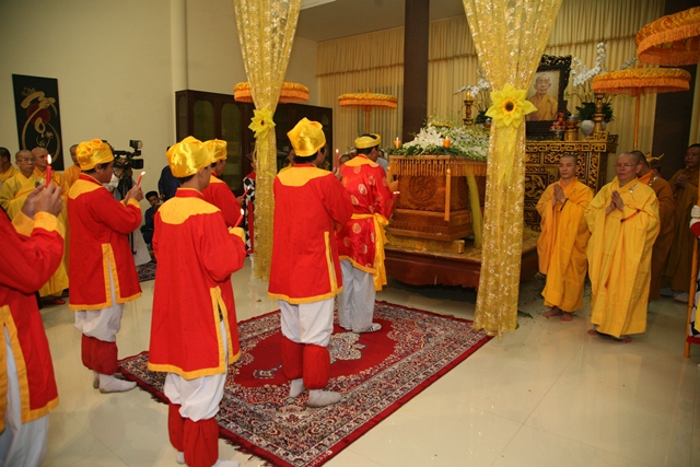 Cung thỉnh kim quan Cố Trưởng lão Hòa thượng Thích Chơn Thiện nhập bảo tháp