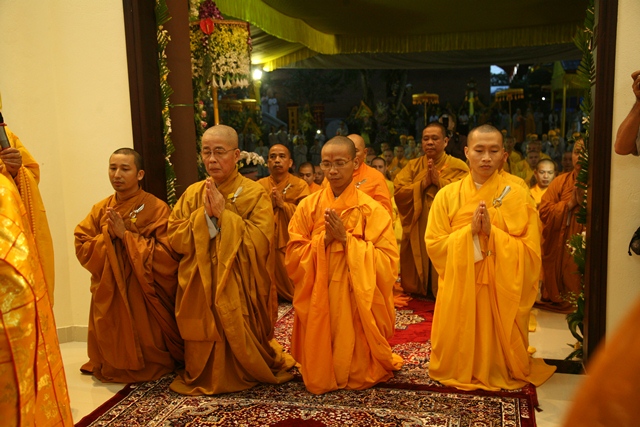 Cung thỉnh kim quan Cố Trưởng lão Hòa thượng Thích Chơn Thiện nhập bảo tháp