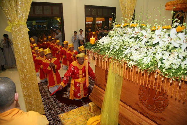 Cung thỉnh kim quan Cố Trưởng lão Hòa thượng Thích Chơn Thiện nhập bảo tháp