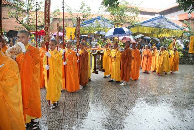 Cung thỉnh kim quan Cố Trưởng lão Hòa thượng Thích Chơn Thiện nhập bảo tháp