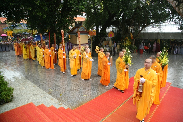 Cung thỉnh kim quan Cố Trưởng lão Hòa thượng Thích Chơn Thiện nhập bảo tháp