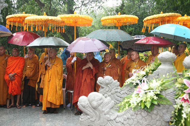 Cung thỉnh kim quan Cố Trưởng lão Hòa thượng Thích Chơn Thiện nhập bảo tháp
