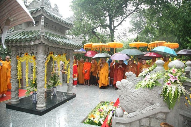 Cung thỉnh kim quan Cố Trưởng lão Hòa thượng Thích Chơn Thiện nhập bảo tháp