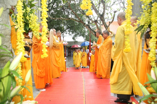 Cung thỉnh kim quan Cố Trưởng lão Hòa thượng Thích Chơn Thiện nhập bảo tháp