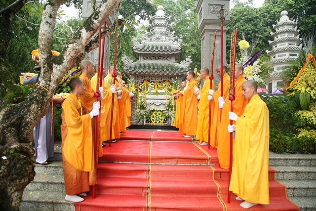 Cung thỉnh kim quan Cố Trưởng lão Hòa thượng Thích Chơn Thiện nhập bảo tháp