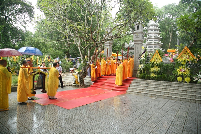 Cung thỉnh kim quan Cố Trưởng lão Hòa thượng Thích Chơn Thiện nhập bảo tháp