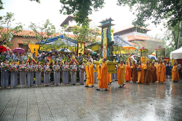 Cung thỉnh kim quan Cố Trưởng lão Hòa thượng Thích Chơn Thiện nhập bảo tháp