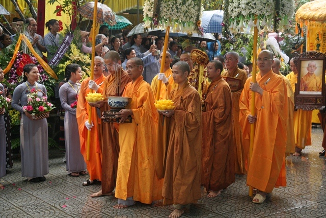 Cung thỉnh kim quan Cố Trưởng lão Hòa thượng Thích Chơn Thiện nhập bảo tháp