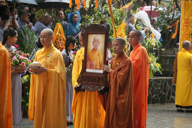 Cung thỉnh kim quan Cố Trưởng lão Hòa thượng Thích Chơn Thiện nhập bảo tháp