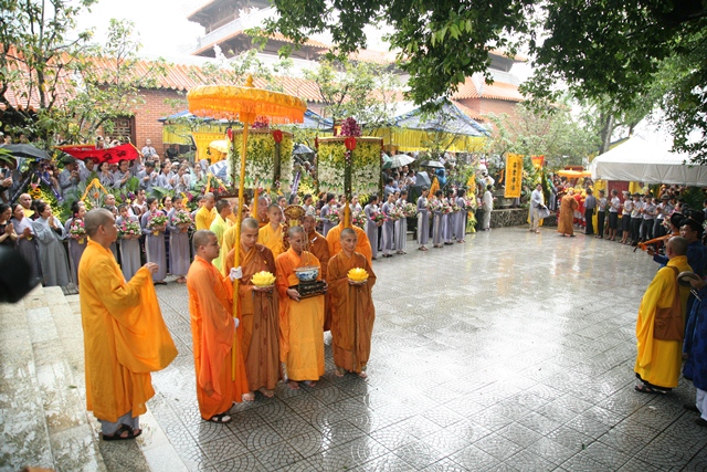 Cung thỉnh kim quan Cố Trưởng lão Hòa thượng Thích Chơn Thiện nhập bảo tháp