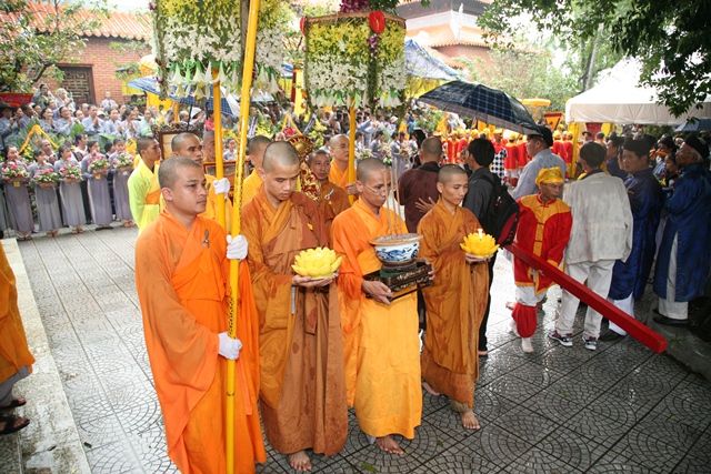 Cung thỉnh kim quan Cố Trưởng lão Hòa thượng Thích Chơn Thiện nhập bảo tháp
