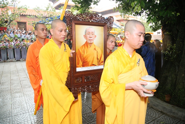 Cung thỉnh kim quan Cố Trưởng lão Hòa thượng Thích Chơn Thiện nhập bảo tháp