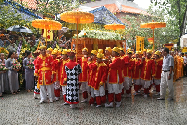 Cung thỉnh kim quan Cố Trưởng lão Hòa thượng Thích Chơn Thiện nhập bảo tháp