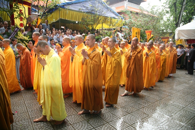 Cung thỉnh kim quan Cố Trưởng lão Hòa thượng Thích Chơn Thiện nhập bảo tháp