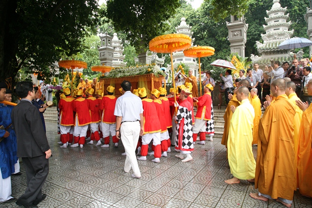 Cung thỉnh kim quan Cố Trưởng lão Hòa thượng Thích Chơn Thiện nhập bảo tháp