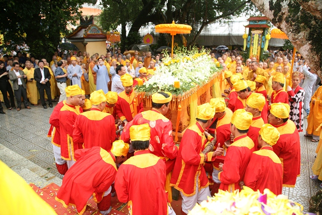 Cung thỉnh kim quan Cố Trưởng lão Hòa thượng Thích Chơn Thiện nhập bảo tháp