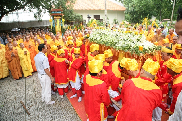 Cung thỉnh kim quan Cố Trưởng lão Hòa thượng Thích Chơn Thiện nhập bảo tháp