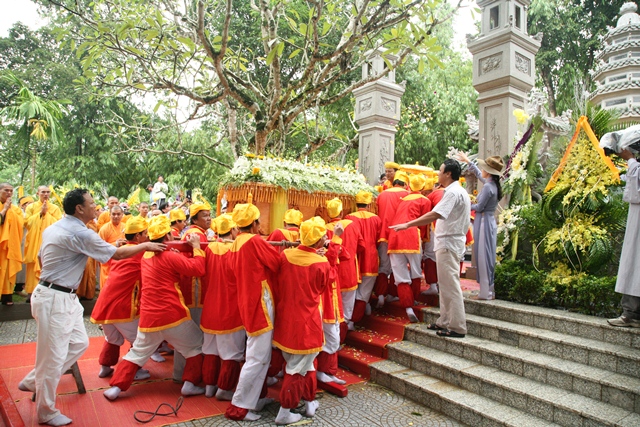 Cung thỉnh kim quan Cố Trưởng lão Hòa thượng Thích Chơn Thiện nhập bảo tháp