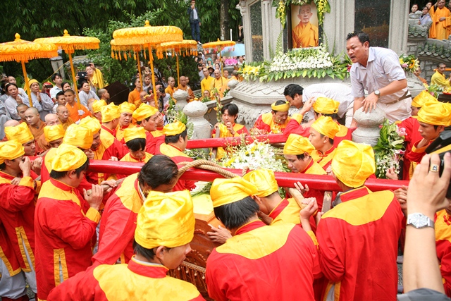 Cung thỉnh kim quan Cố Trưởng lão Hòa thượng Thích Chơn Thiện nhập bảo tháp