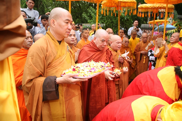 Cung thỉnh kim quan Cố Trưởng lão Hòa thượng Thích Chơn Thiện nhập bảo tháp