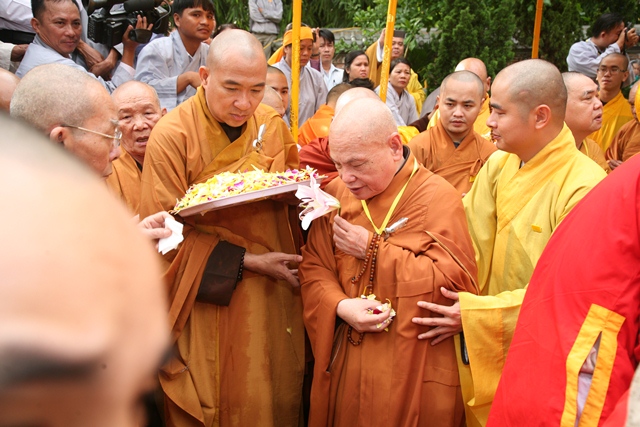 Cung thỉnh kim quan Cố Trưởng lão Hòa thượng Thích Chơn Thiện nhập bảo tháp