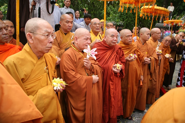 Cung thỉnh kim quan Cố Trưởng lão Hòa thượng Thích Chơn Thiện nhập bảo tháp