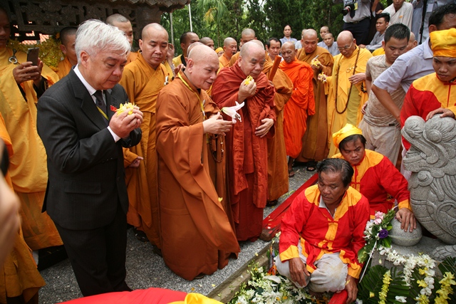 Cung thỉnh kim quan Cố Trưởng lão Hòa thượng Thích Chơn Thiện nhập bảo tháp