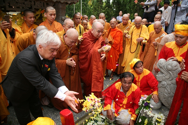 Cung thỉnh kim quan Cố Trưởng lão Hòa thượng Thích Chơn Thiện nhập bảo tháp