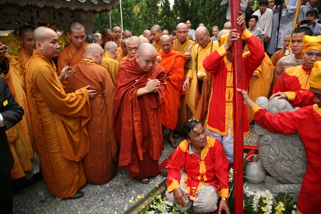 Cung thỉnh kim quan Cố Trưởng lão Hòa thượng Thích Chơn Thiện nhập bảo tháp