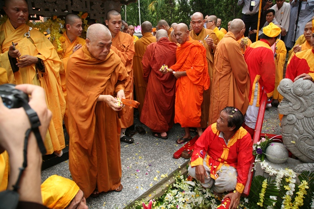 Cung thỉnh kim quan Cố Trưởng lão Hòa thượng Thích Chơn Thiện nhập bảo tháp