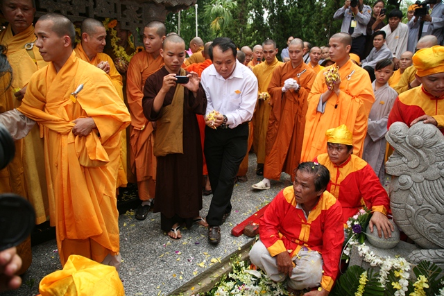 Cung thỉnh kim quan Cố Trưởng lão Hòa thượng Thích Chơn Thiện nhập bảo tháp