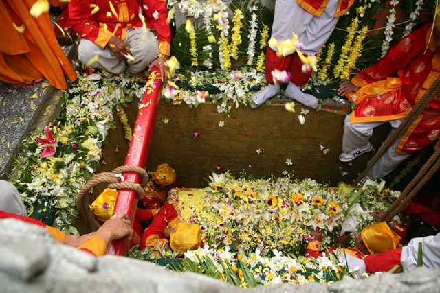 Cung thỉnh kim quan Cố Trưởng lão Hòa thượng Thích Chơn Thiện nhập bảo tháp