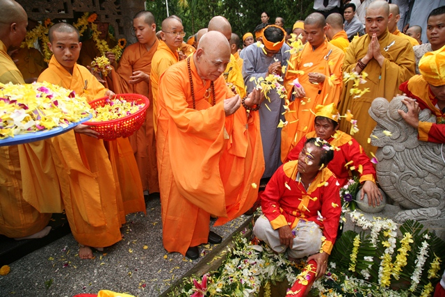 Cung thỉnh kim quan Cố Trưởng lão Hòa thượng Thích Chơn Thiện nhập bảo tháp