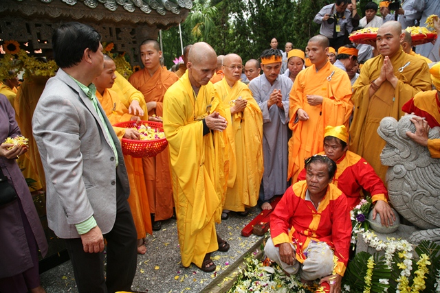 Cung thỉnh kim quan Cố Trưởng lão Hòa thượng Thích Chơn Thiện nhập bảo tháp