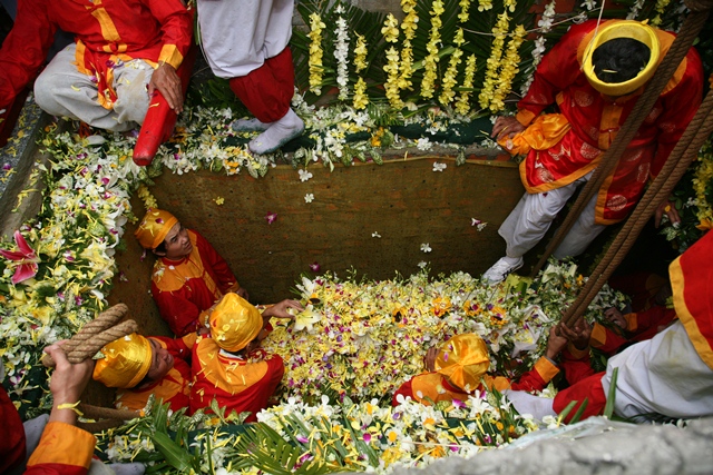 Cung thỉnh kim quan Cố Trưởng lão Hòa thượng Thích Chơn Thiện nhập bảo tháp