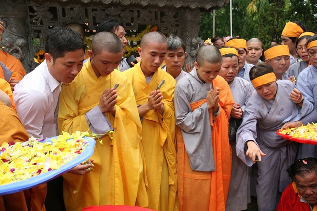 Cung thỉnh kim quan Cố Trưởng lão Hòa thượng Thích Chơn Thiện nhập bảo tháp