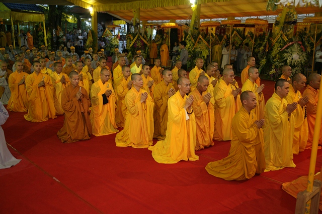 Cung thỉnh kim quan Cố Trưởng lão Hòa thượng Thích Chơn Thiện nhập bảo tháp