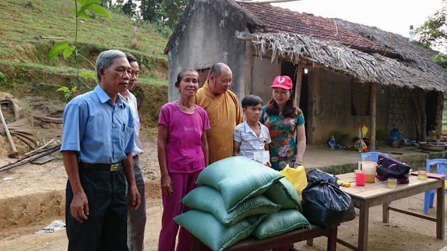 Thanh Hóa: Phật Giáo Sầm Sơn tặng quà cho đối tượng khó khăn