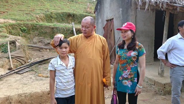 Thanh Hóa: Phật Giáo Sầm Sơn tặng quà cho đối tượng khó khăn
