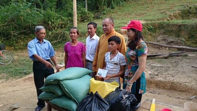 Thanh Hóa: Phật Giáo Sầm Sơn tặng quà cho đối tượng khó khăn