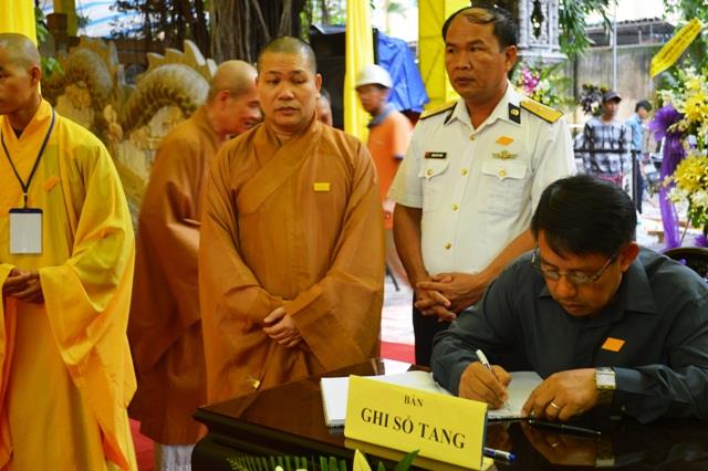 Đoàn Quân dân huyện đảo Trường Sa kính viếng Trưởng lão HT.Thích Thiện Bình