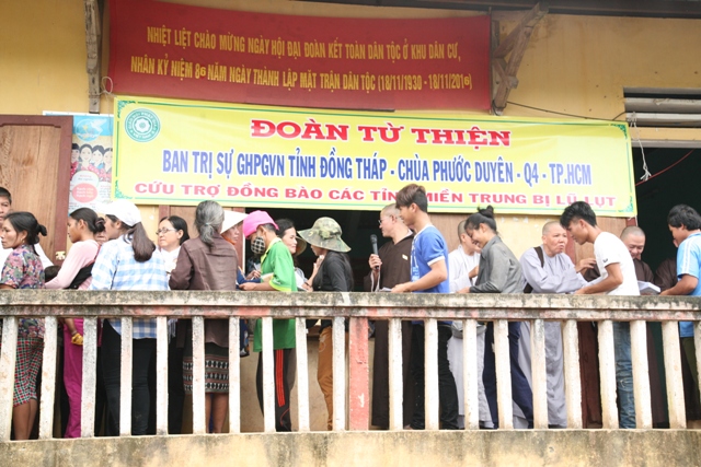BTS PG tỉnh Đồng Tháp và chùa Phước Duyên Q.4 tặng quà tại xã Hồng Thủy, A Lưới